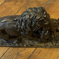 Bronze XIXe signé Fratin – Lion terrassant un sanglier – Sculpture animalière
