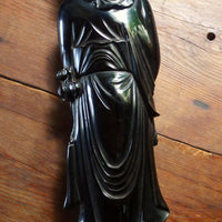 Statue ancienne en bakélite rouge cerise datant du début à milieu du XXe siècle